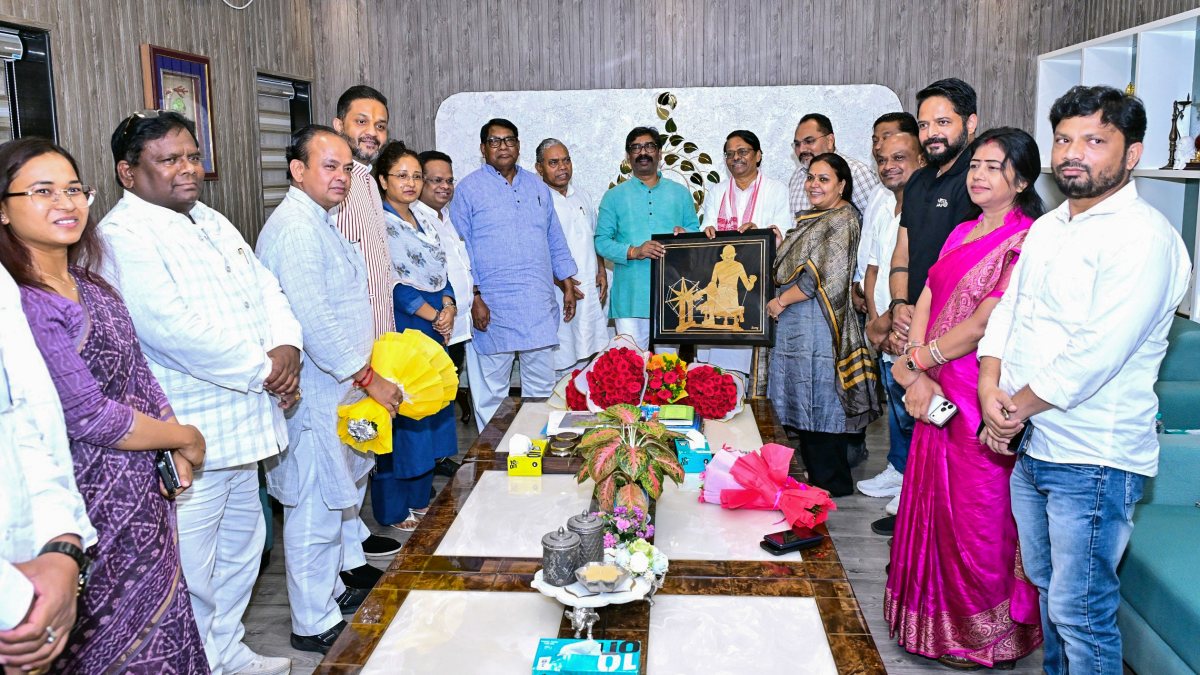 Congress leaders felicitate Hemant Soren for scrapping JSSC exam