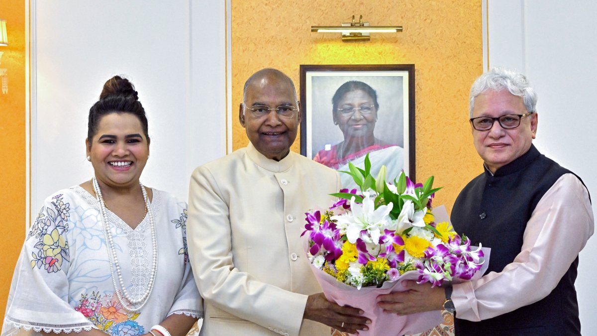 Maharashtra Governor meets former President Kovind in Mumbai