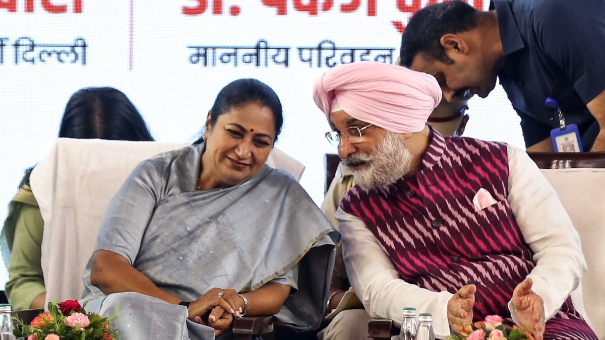 Delhi LG, CM launch 200 electric buses, women's special service