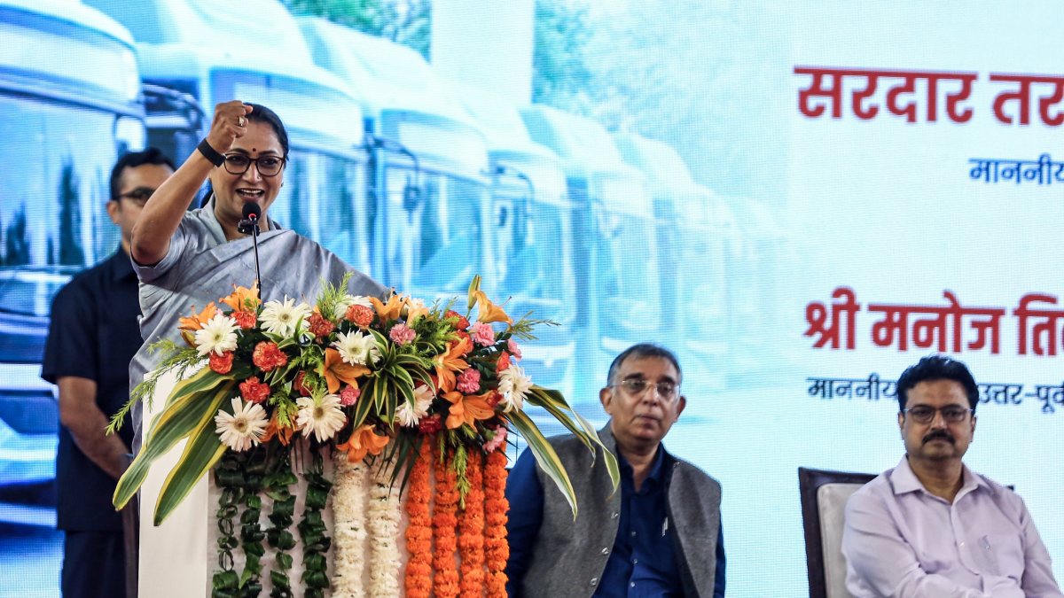 Delhi CM launches 200 electric buses, women's special service