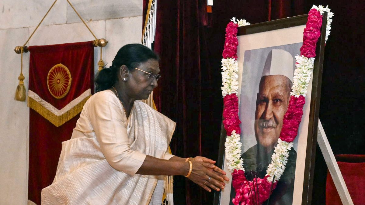 President Murmu pays tribute to Shankar Dayal Sharma on birth anniversary