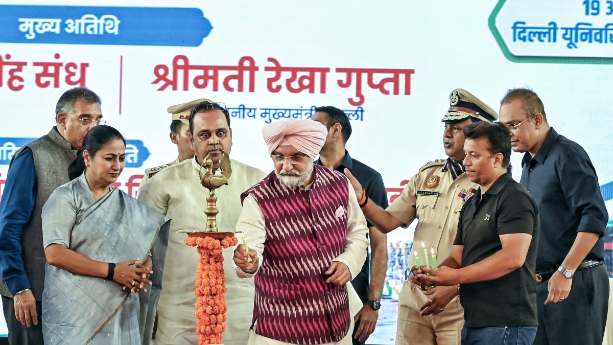 Delhi LG launches 200 electric buses, women's special service