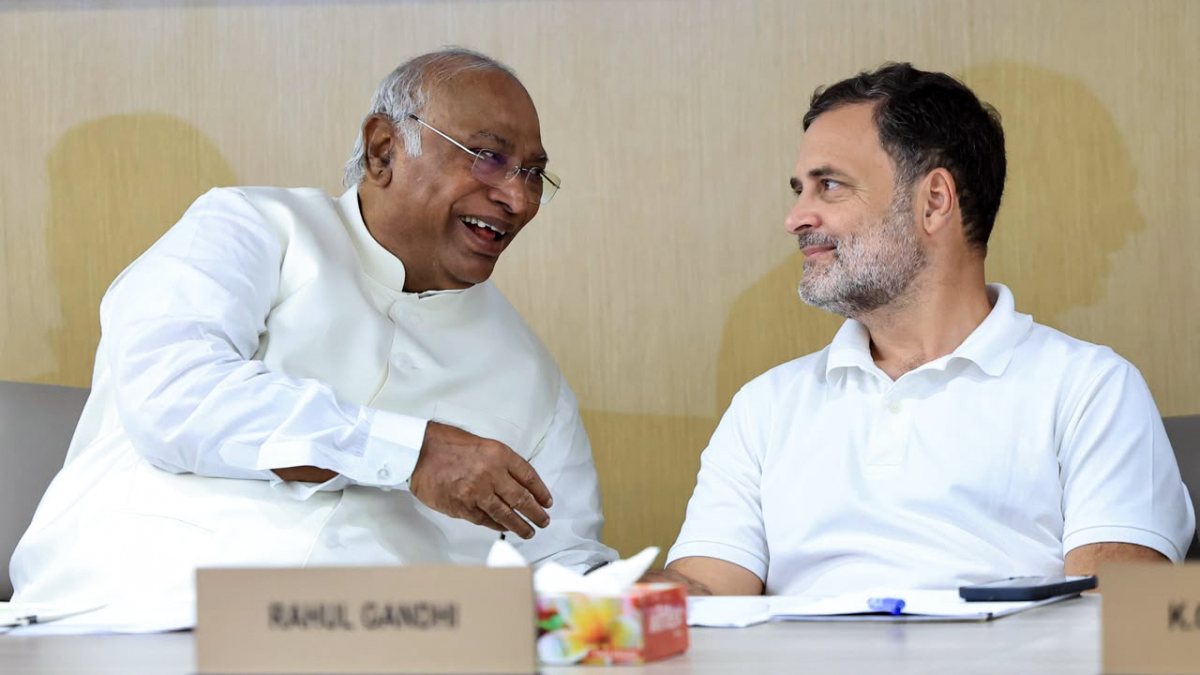 Congress leaders Kharge and Gandhi meet at CWC session in Delhi