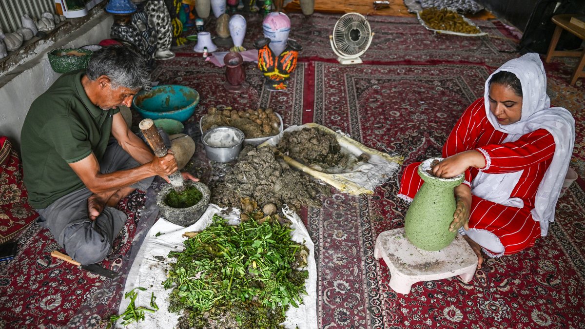 Artisan turns Dal Lake plants into eco-friendly crafts in Srinagar