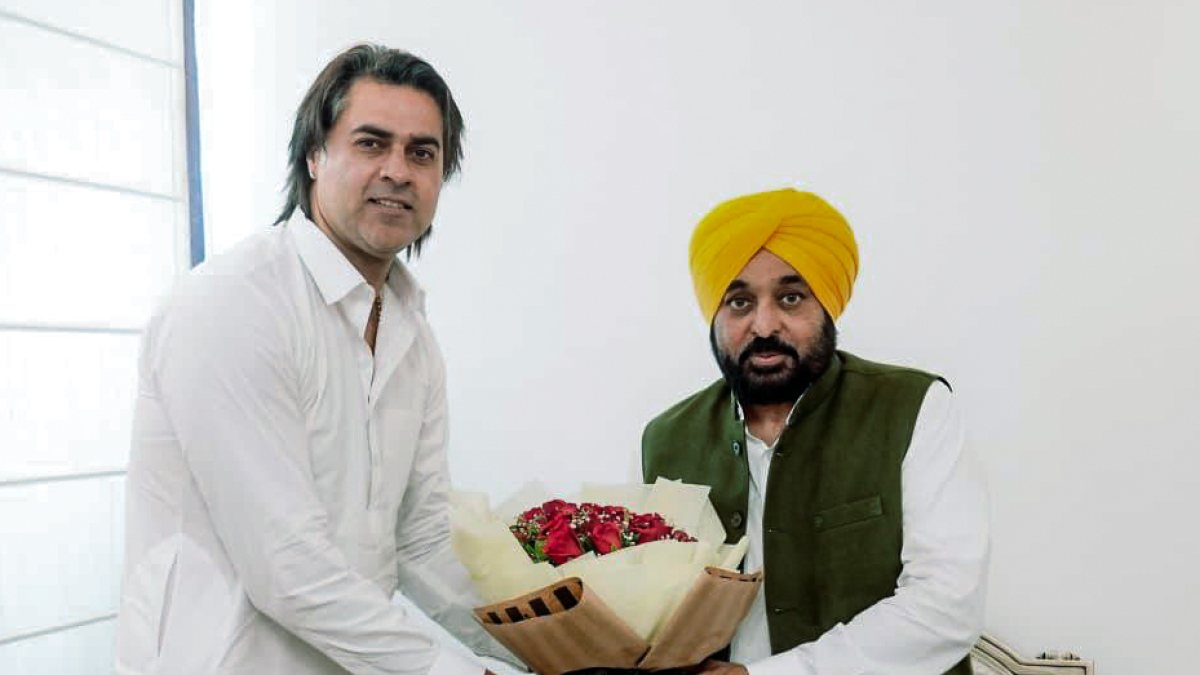 Punjab CM Mann welcomes cricketer Manpreet Singh Goni to AAP