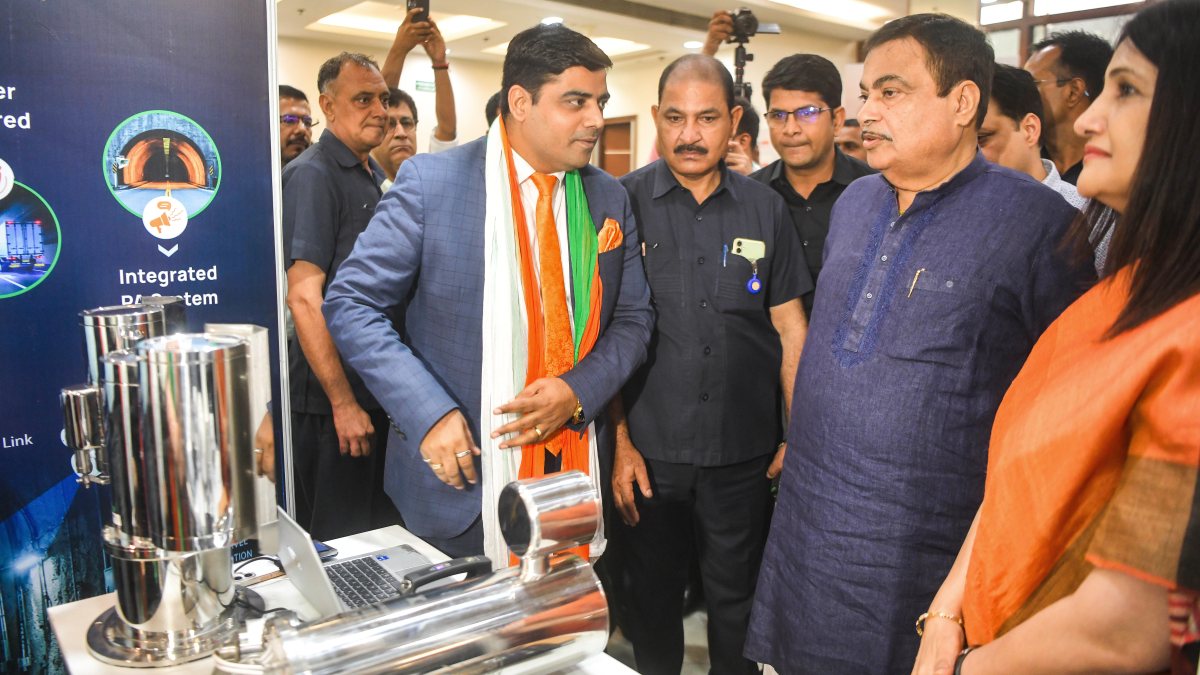 Gadkari inspects FICCI Tunnels & Bridges Conference in New Delhi