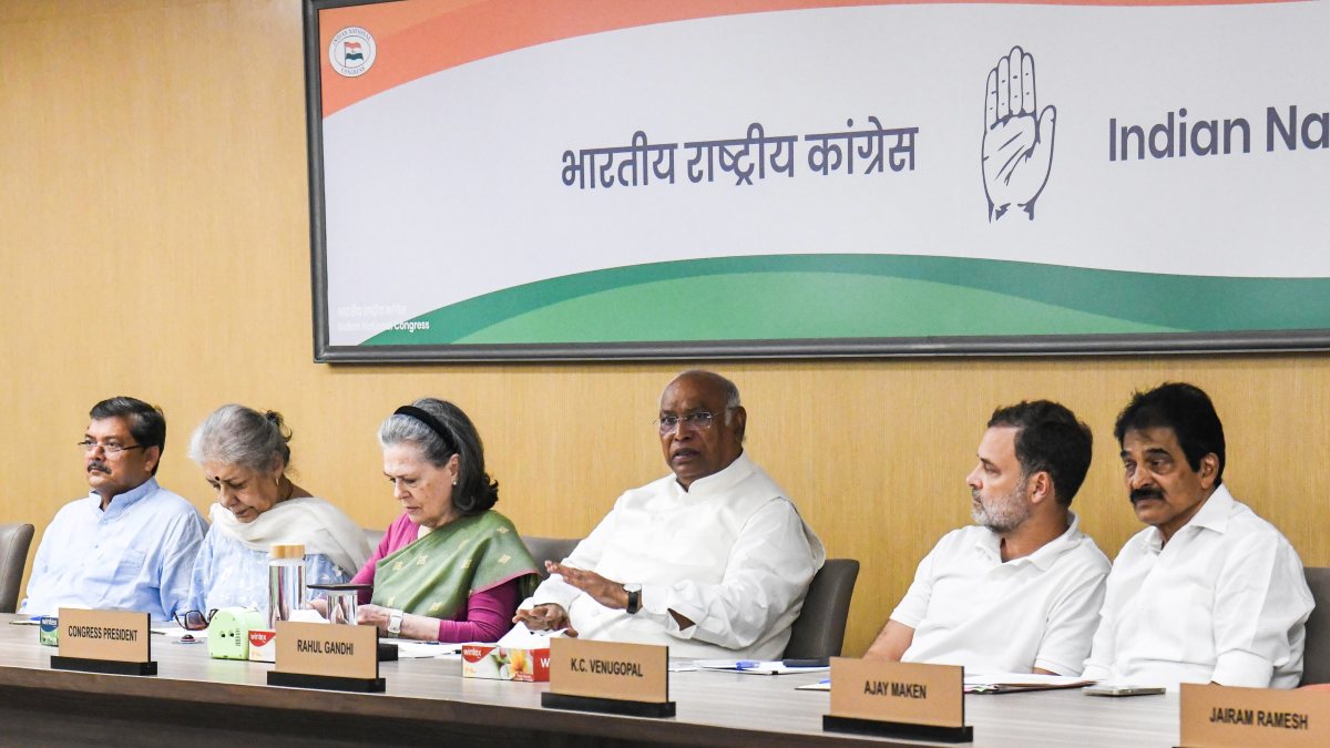 Congress leaders meet at CWC session in New Delhi
