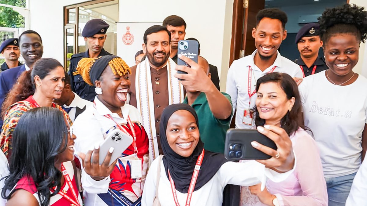 Haryana CM Saini takes group selfie with foreign students