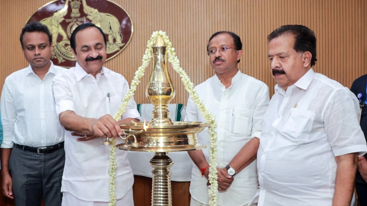 Kerala CM lights lamp at Delhi Onam celebrations