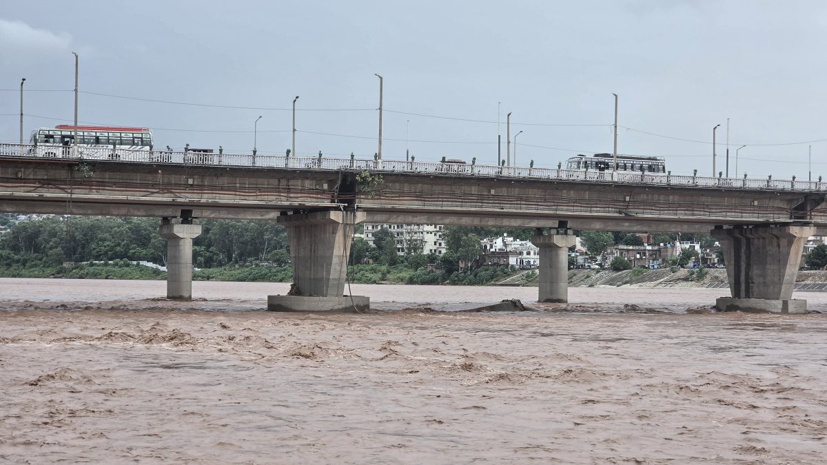 Heavy rains swell Tawi river, vehicles cross bridge in Jammu