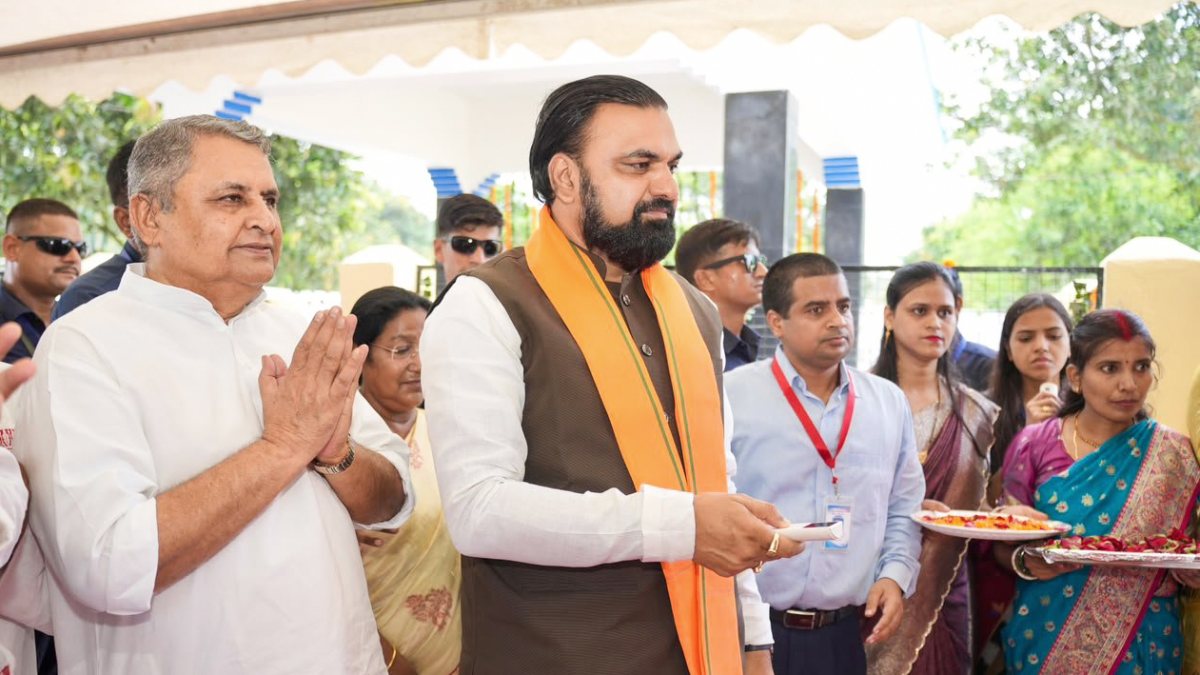 Bihar CM unveils Jagannath Mishra bust in Supaul