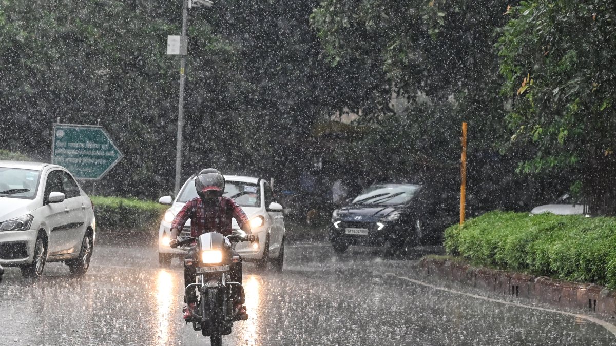 Heavy rain lashes Delhi, commuters navigate waterlogged roads