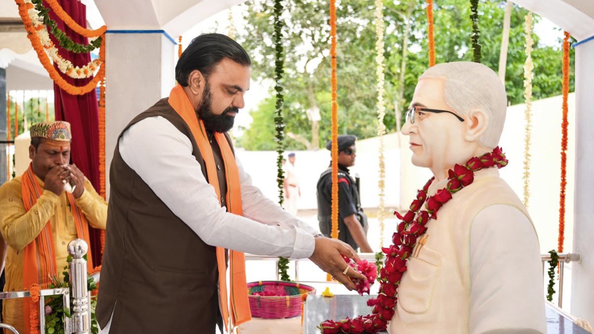 Bihar CM pays floral tribute to former CM Jagannath Mishra