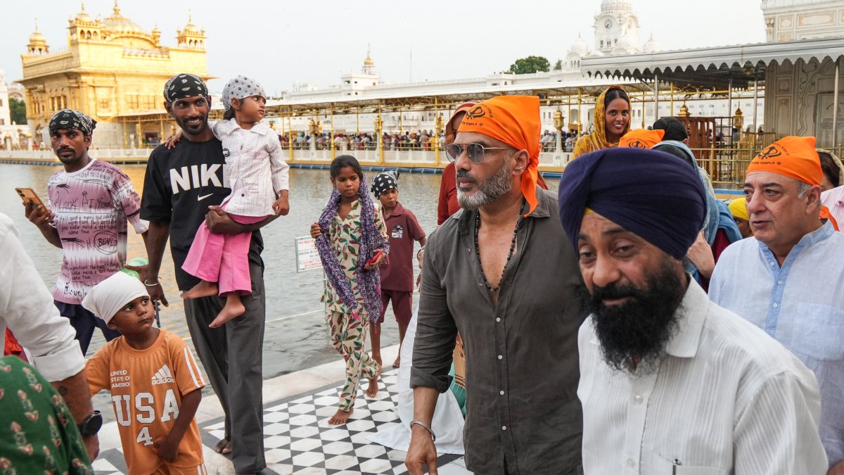 Suniel Shetty pays obeisance at Golden Temple in Amritsar