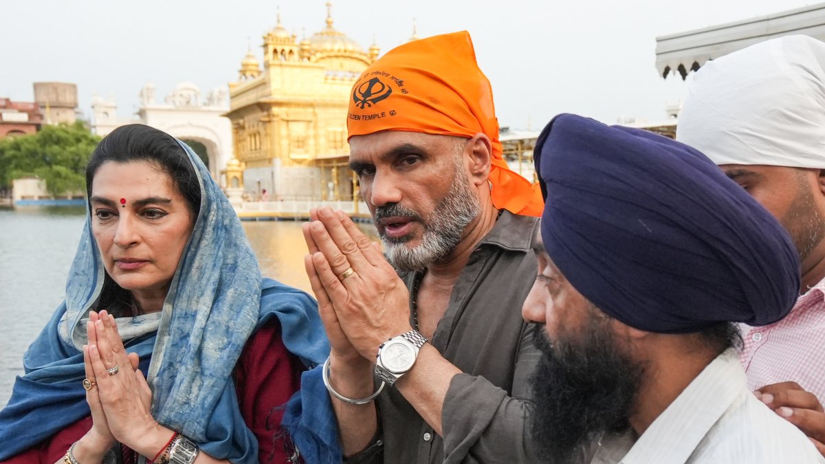 Suniel Shetty visits Golden Temple with wife in Amritsar