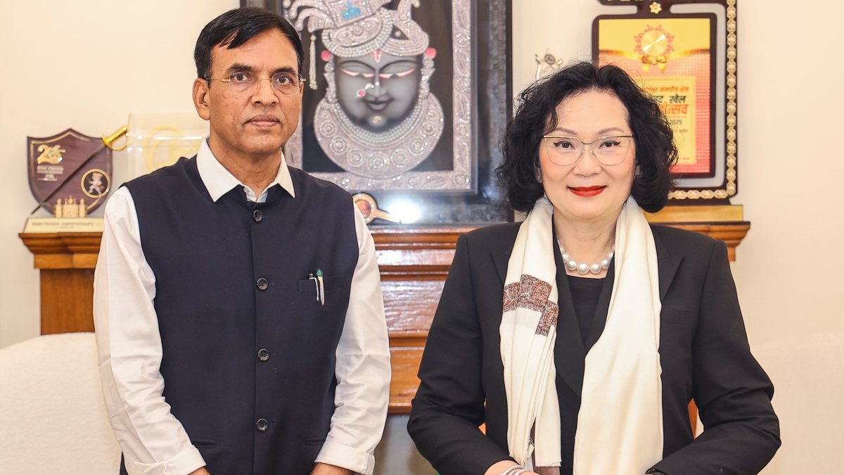 Mansukh Mandaviya meets BWF president in New Delhi