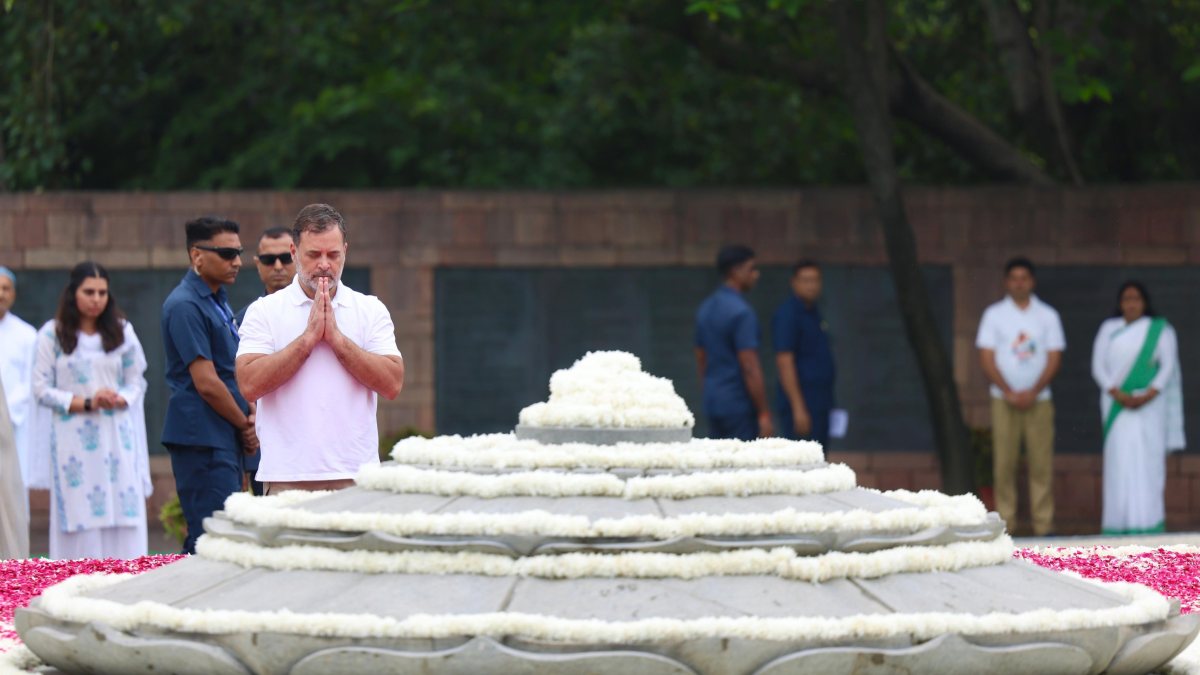 Rahul Gandhi pays tribute to Rajiv Gandhi on birth anniversary