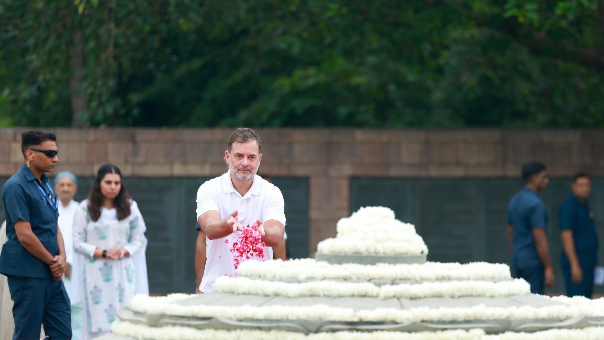 Rahul Gandhi pays tribute to Rajiv Gandhi at Veer Bhumi