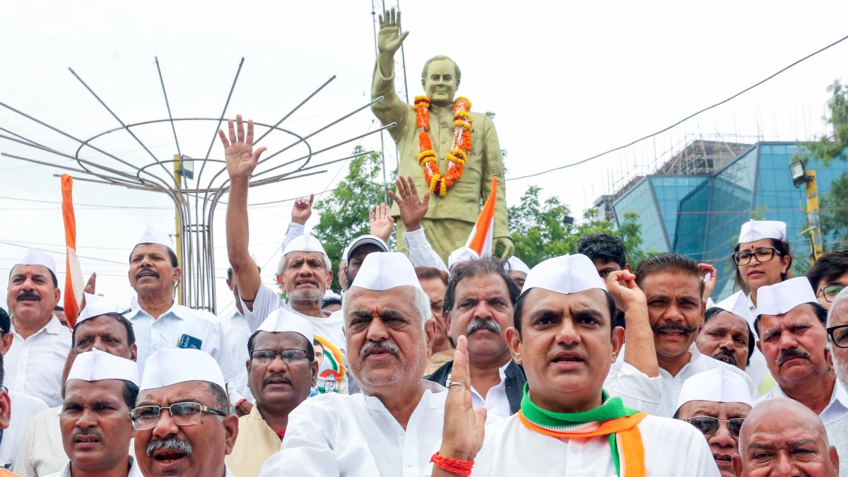 Congress workers pay tributes to Rajiv Gandhi in Bhopal