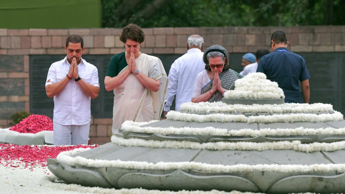 Gandhis pay tribute to Rajiv Gandhi at Vir Bhumi