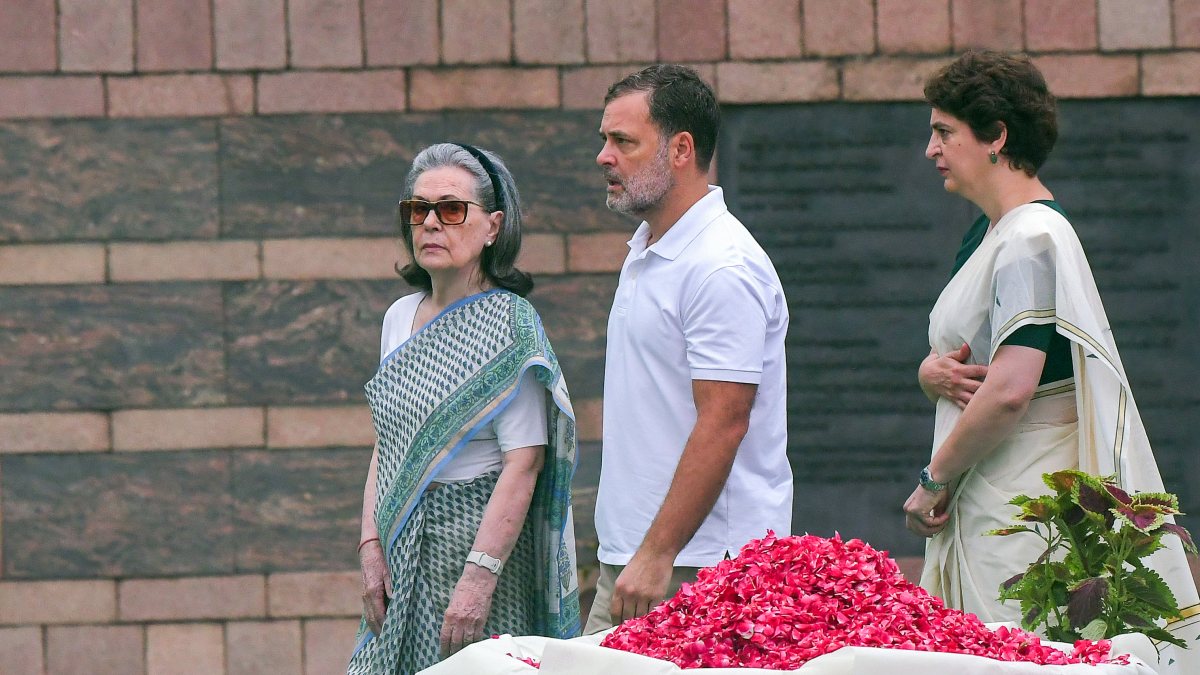 Gandhis pay tribute at Vir Bhumi on Rajiv Gandhi's birth anniversary