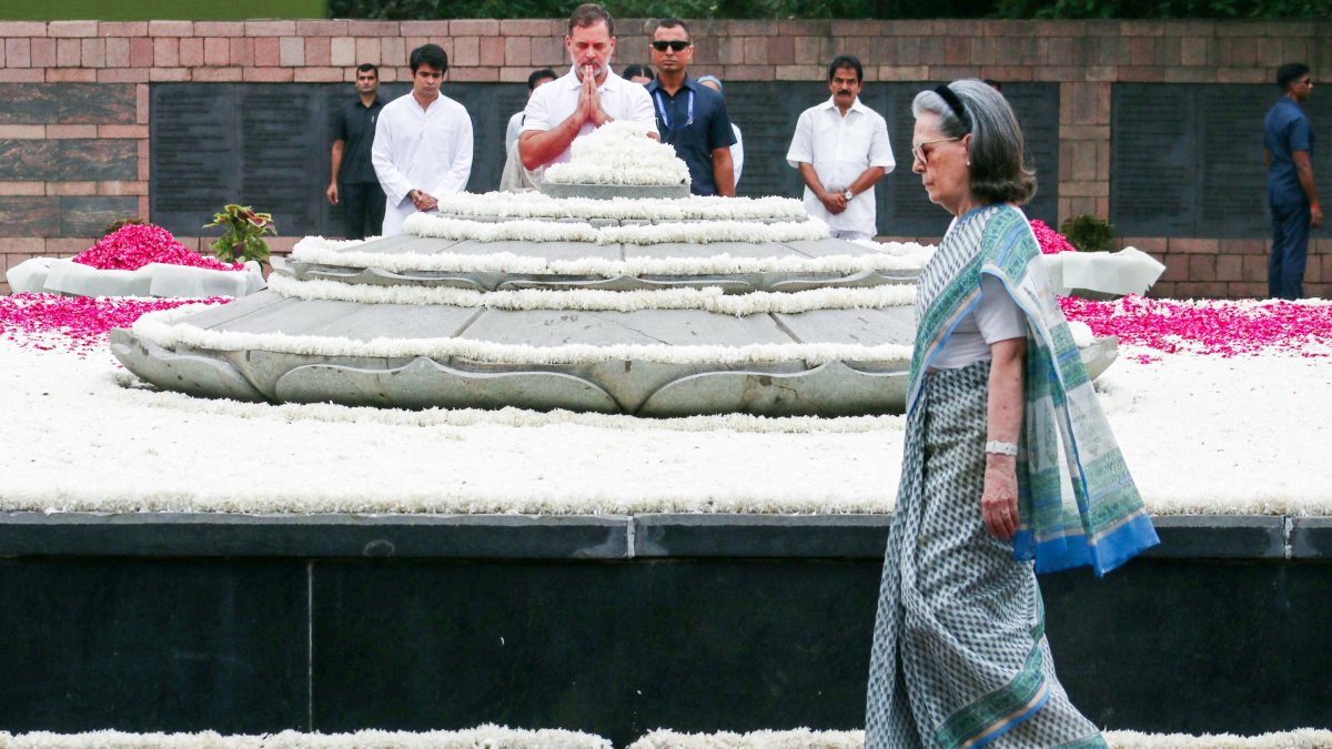 Sonia Gandhi pays homage at Vir Bhumi on Rajiv Gandhi birth anniversary