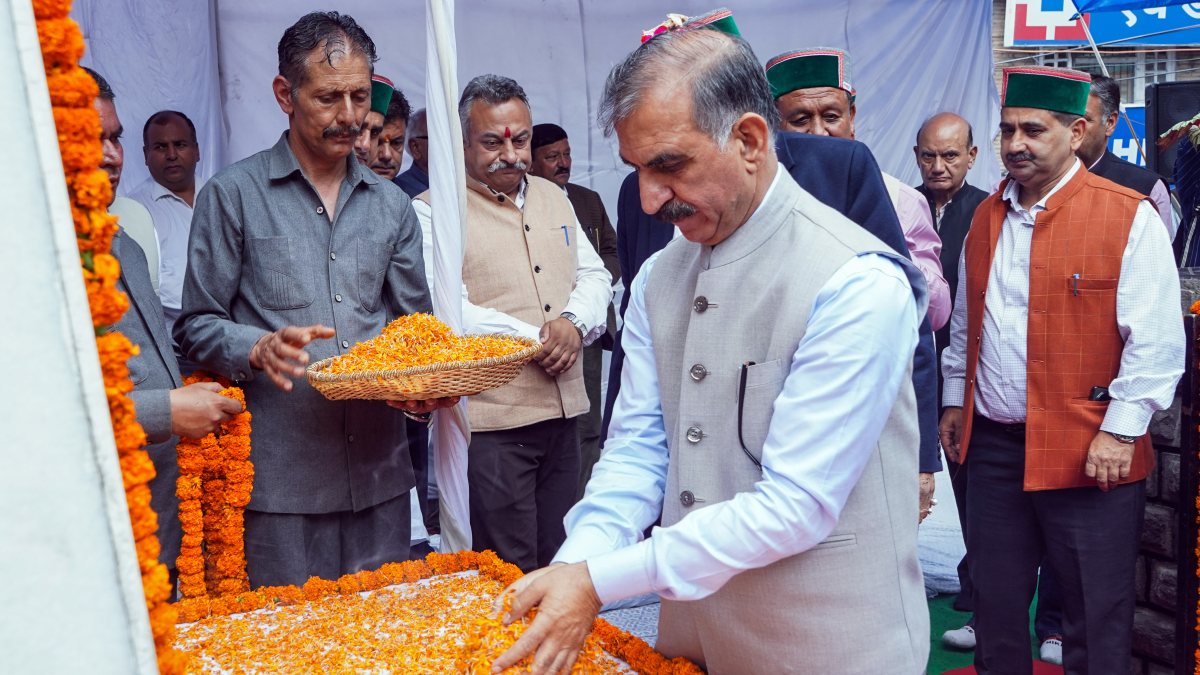 Himachal CM pays tribute to Rajiv Gandhi on birth anniversary