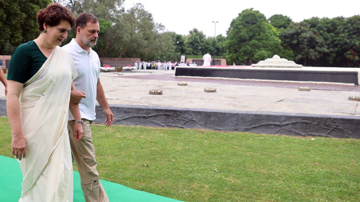 Rahul, Priyanka Gandhi pay homage at Vir Bhumi on Rajiv Gandhi's birth anniversary