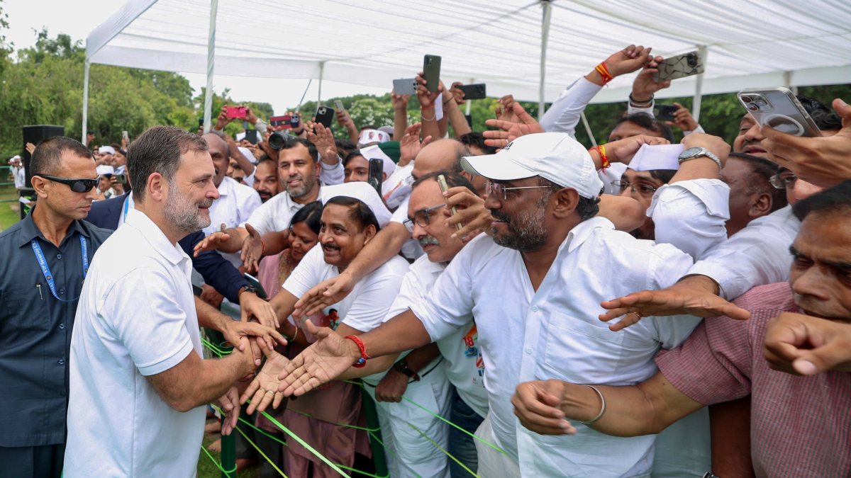 Rahul Gandhi pays tribute at Vir Bhumi on Rajiv Gandhi's birth anniversary