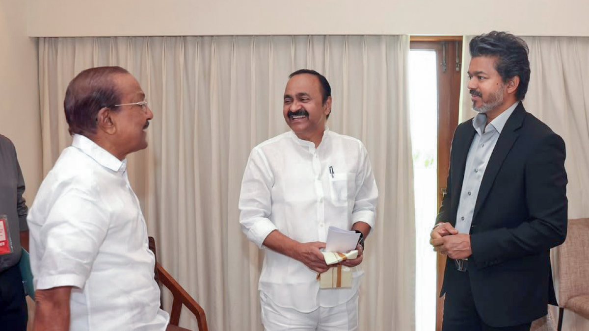 Tamil Nadu CM meets Kerala minister at zonal council meet