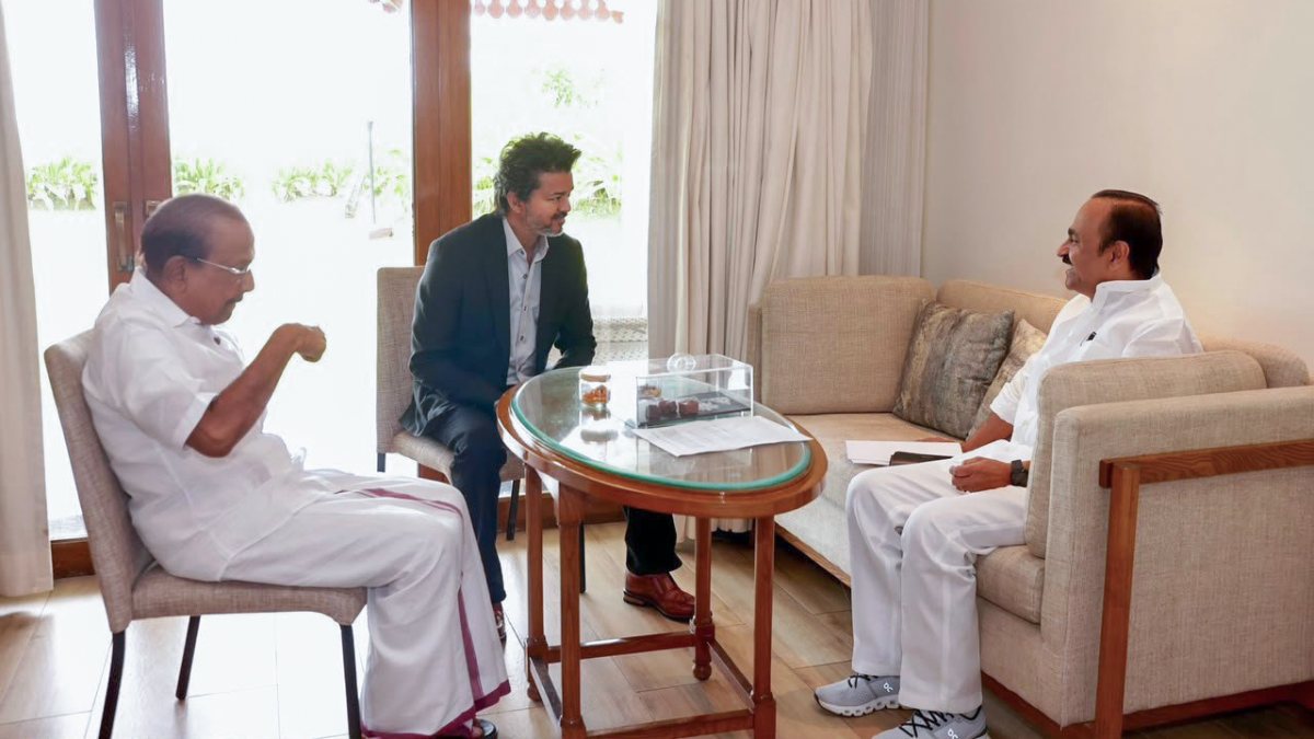 Kerala CM meets Tamil Nadu counterpart at zonal council meet