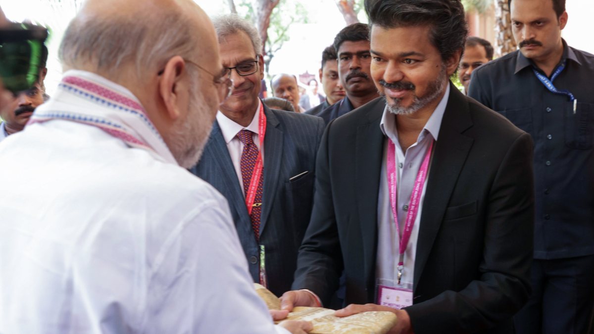 Amit Shah felicitated by Tamil Nadu CM at Southern Regional Council meet