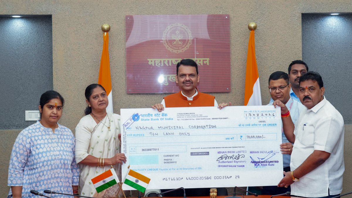 Maharashtra CM hands Rs 10 lakh cheque to Nagpur mayor for tree plantation