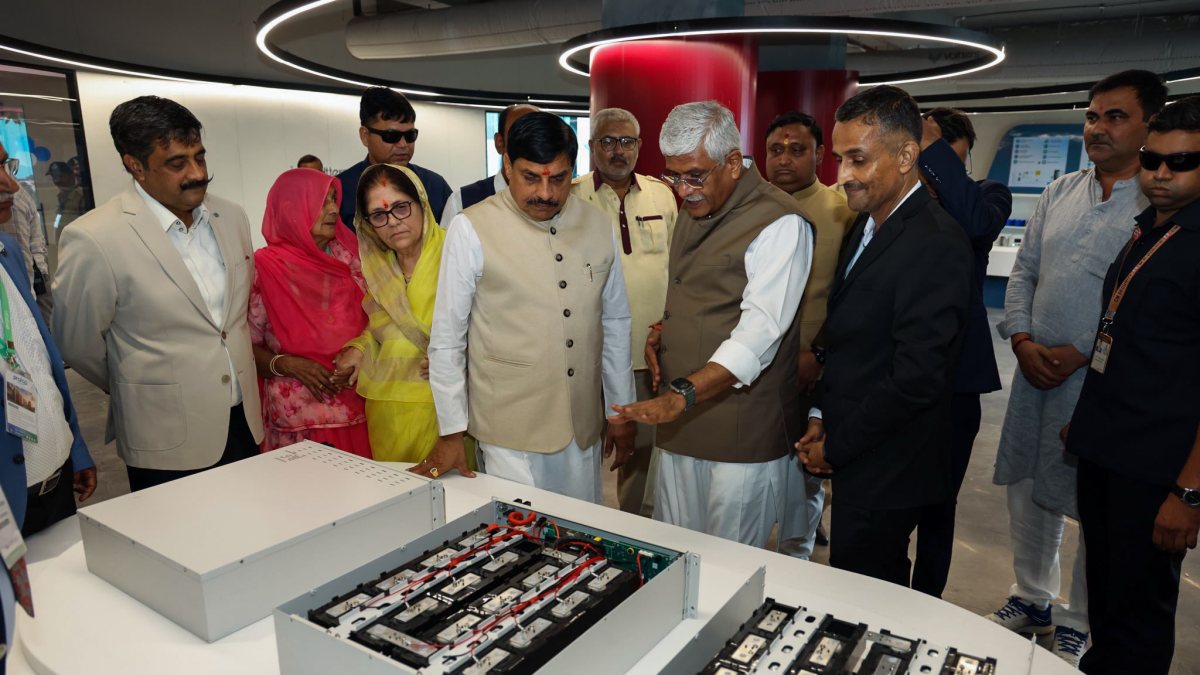 Shekhawat, Yadav inaugurate optical fiber and battery plants in Dhar