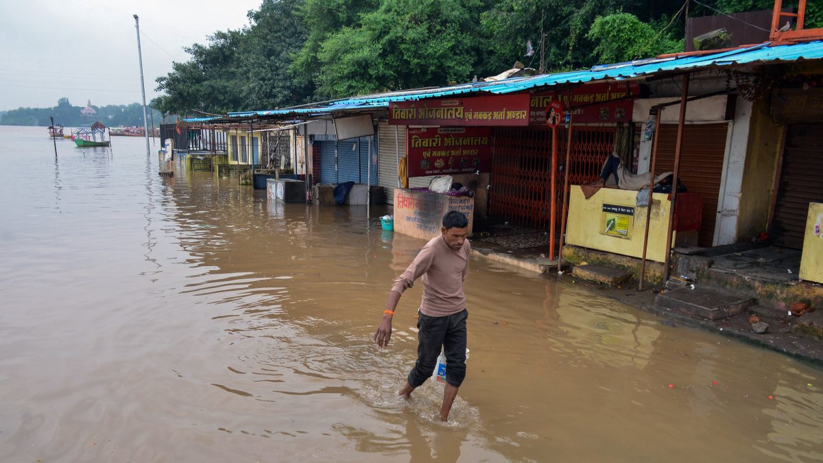 Floodwaters inundate Gwarighat as Narmada overflows in Jabalpur