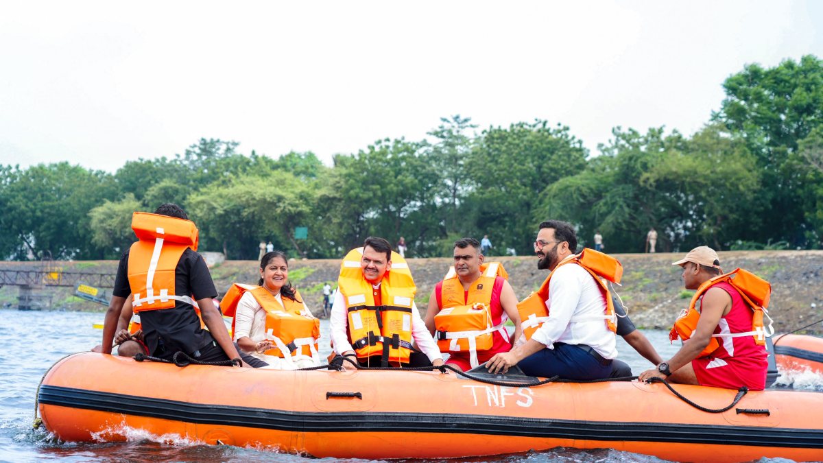 Maharashtra CM inspects Ambazari Lake development works
