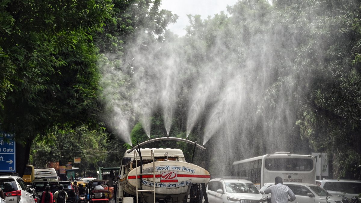 Delhi water tanker sprays mist to curb road dust pollution