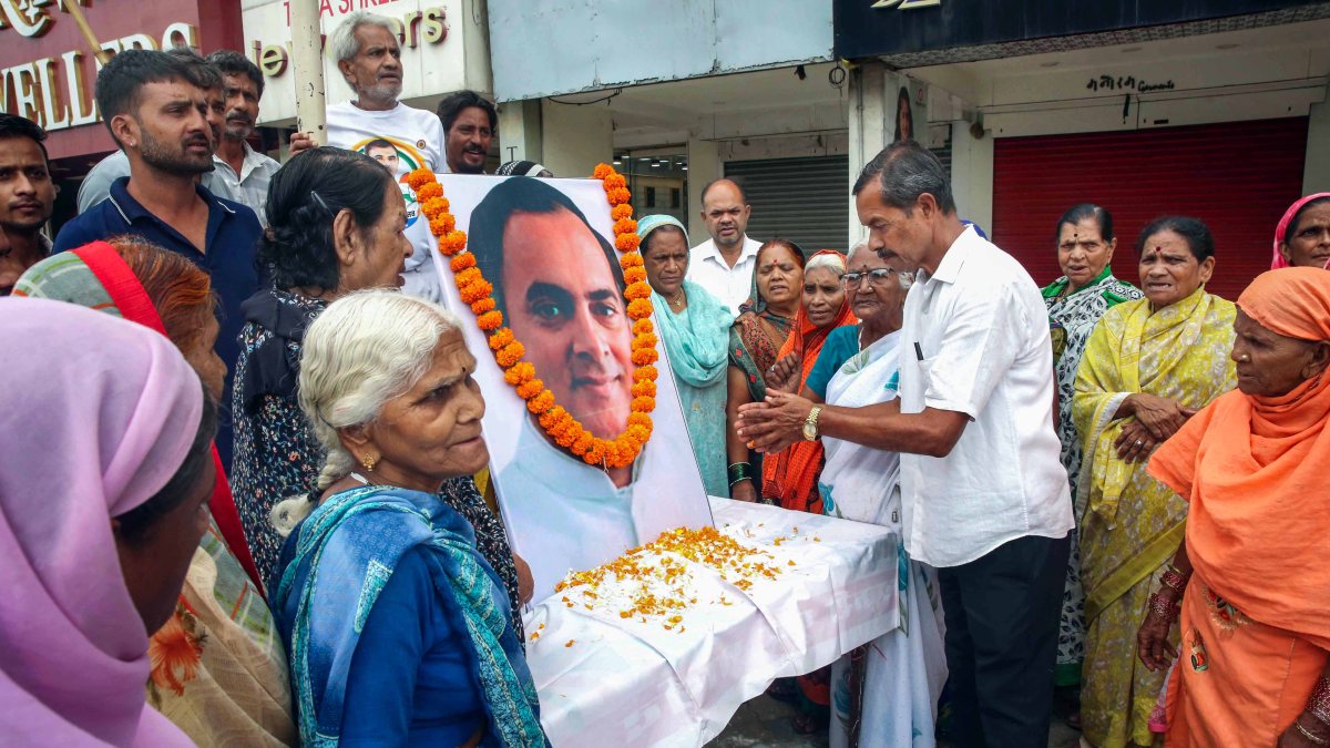 Congress workers pay tributes to Rajiv Gandhi in Bhopal