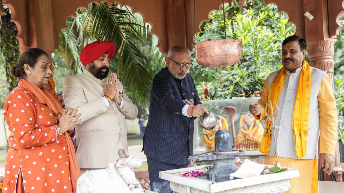VP Radhakrishnan offers prayers at Dehradun temple