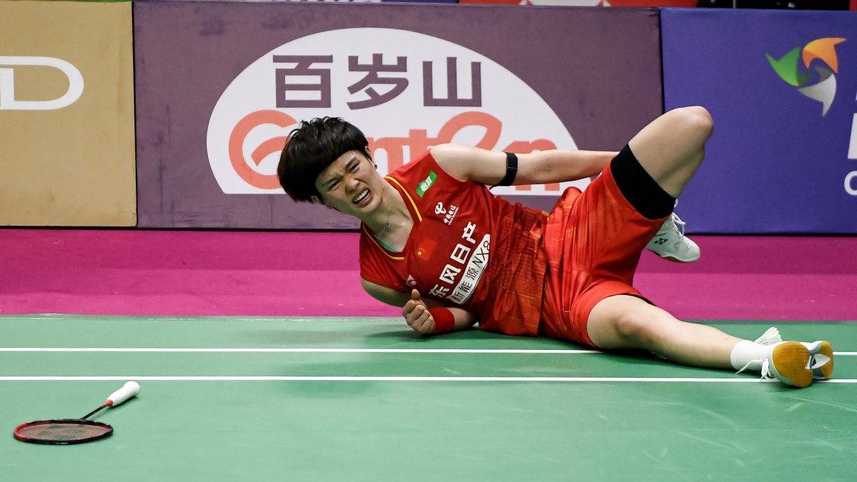 China's Wang Zhi Yi falls during BWF match against Sindhu