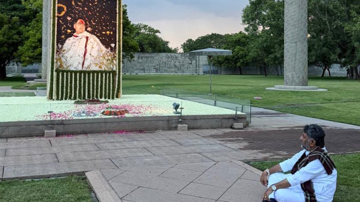 Karnataka CM Shivakumar pays tribute at Rajiv Gandhi Memorial
