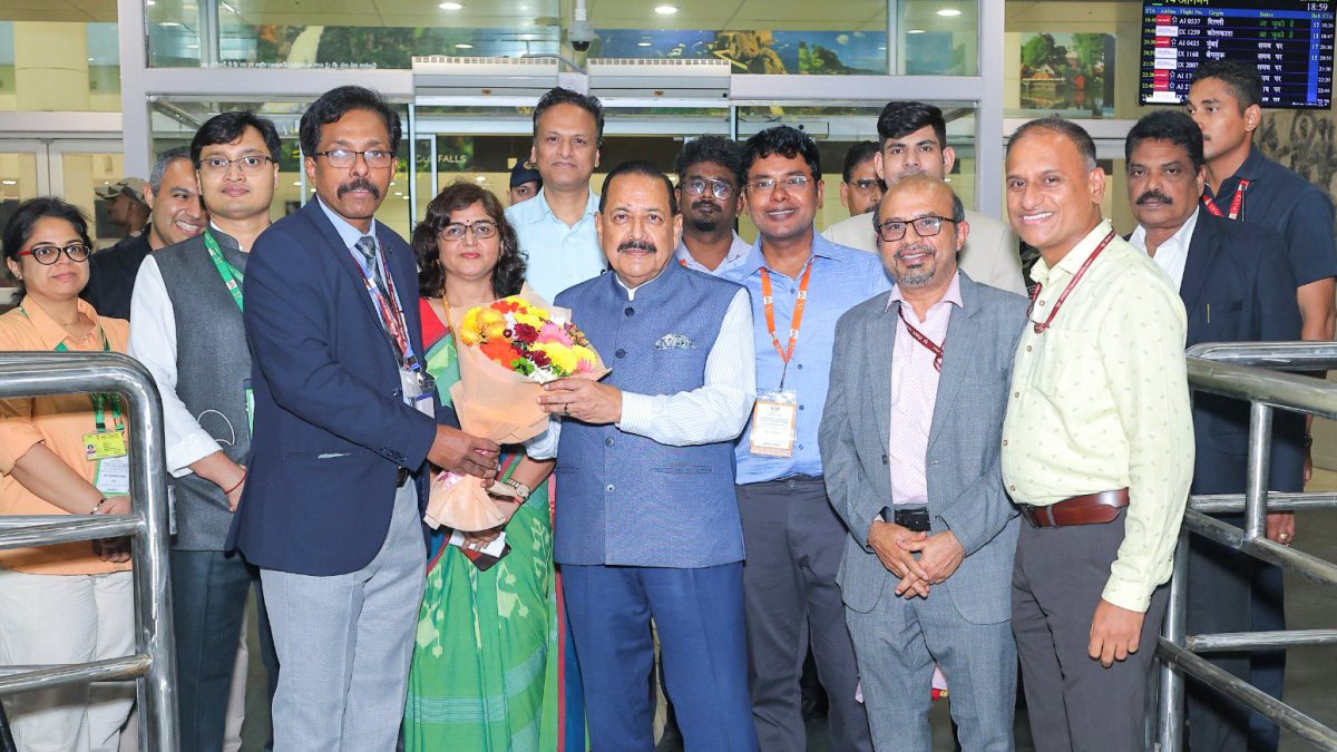 Union minister Jitendra Singh greeted by medical fraternity at Chennai airport