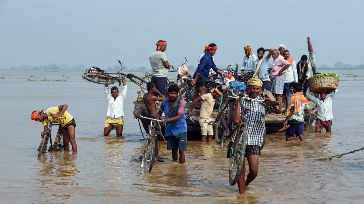 Flood-hit Patna residents evacuate as Ganga swells