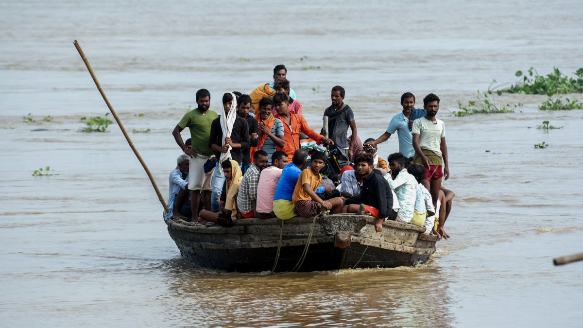 Flood-hit Patna residents use boats to reach safety