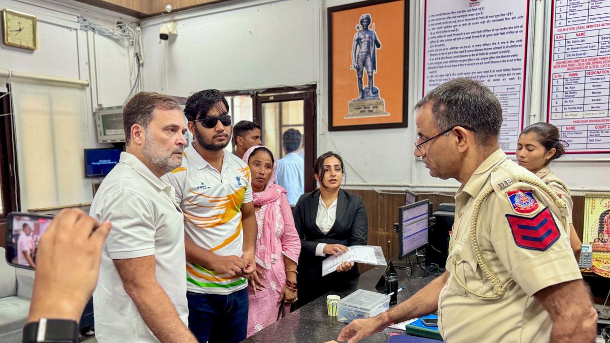 Rahul Gandhi accompanies Sahil to file FIR over pellet firing