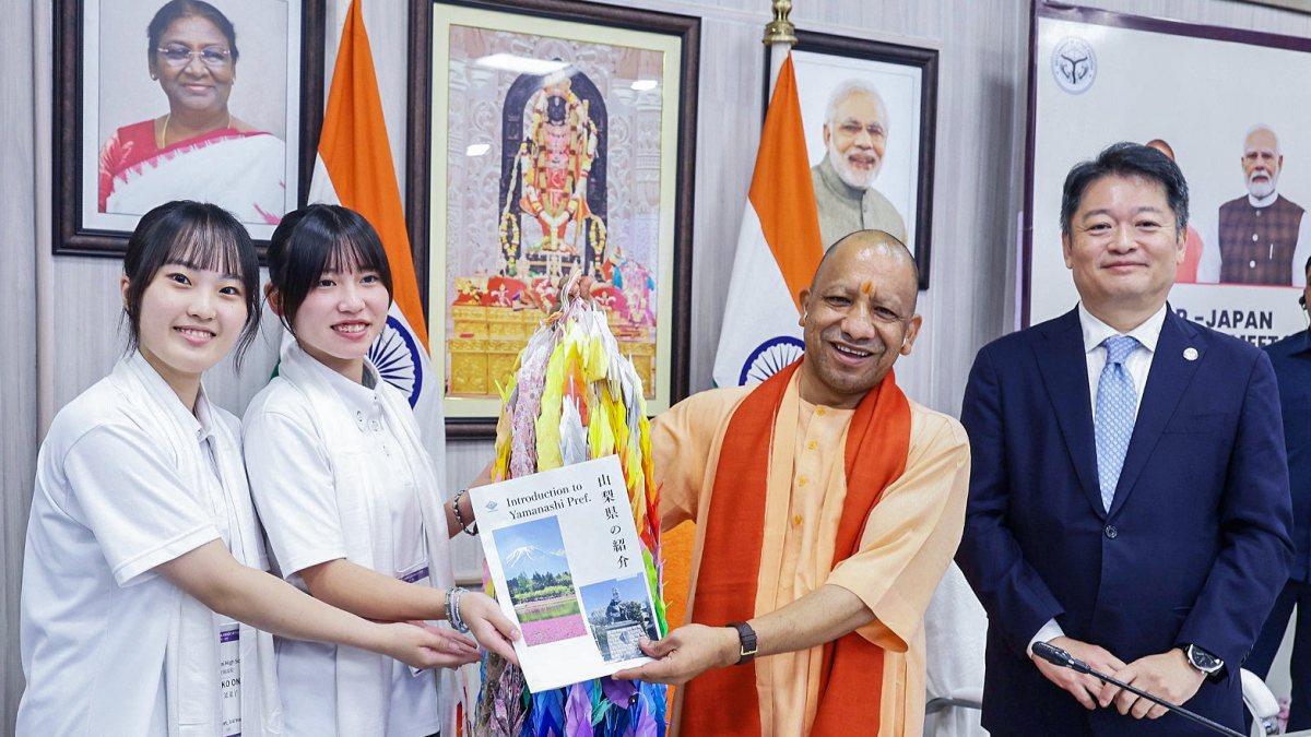 Yogi Adityanath meets Japanese students in Lucknow