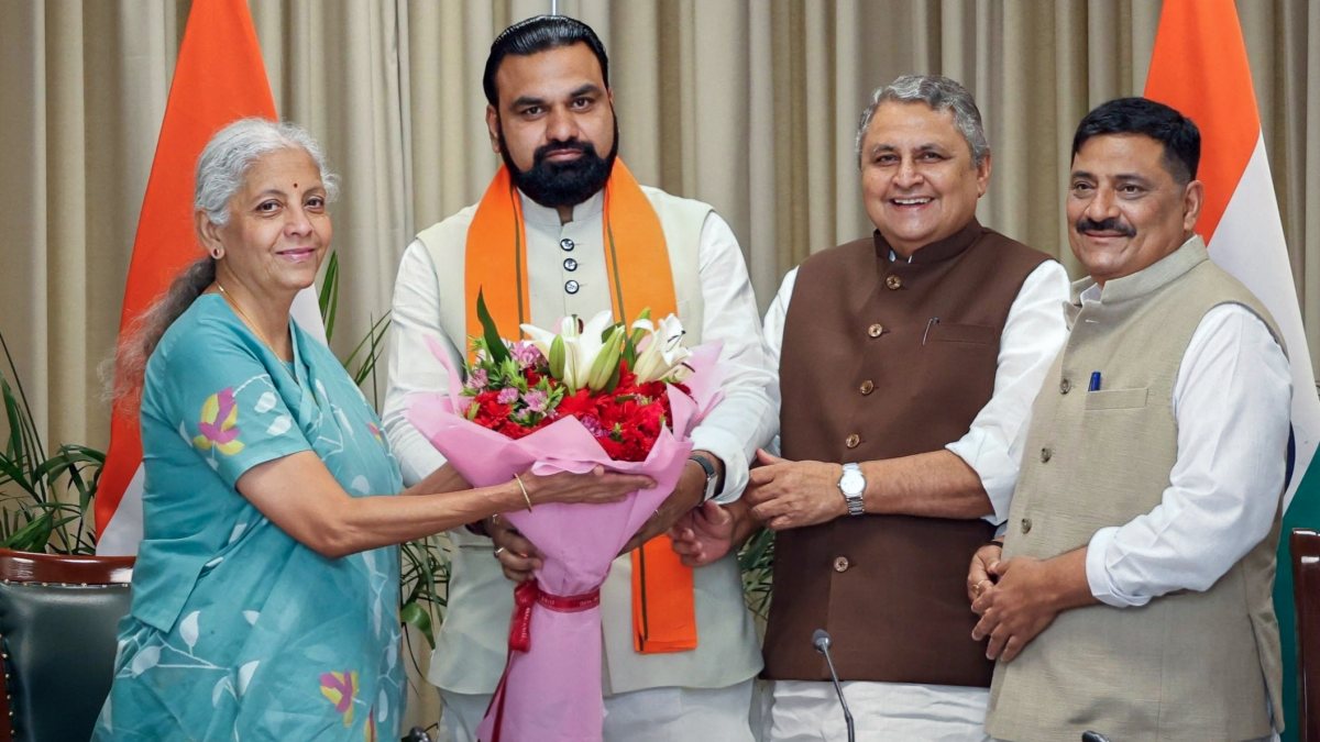 Sitharaman meets Bihar CM to review development projects