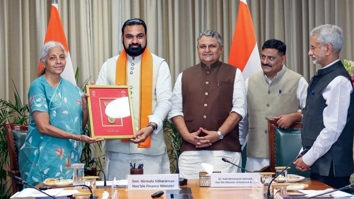 Sitharaman meets Bihar CM to review development projects