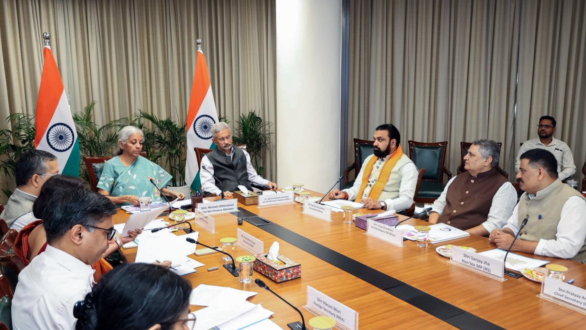 Ministers meet Bihar CM on development, Nepal dam projects