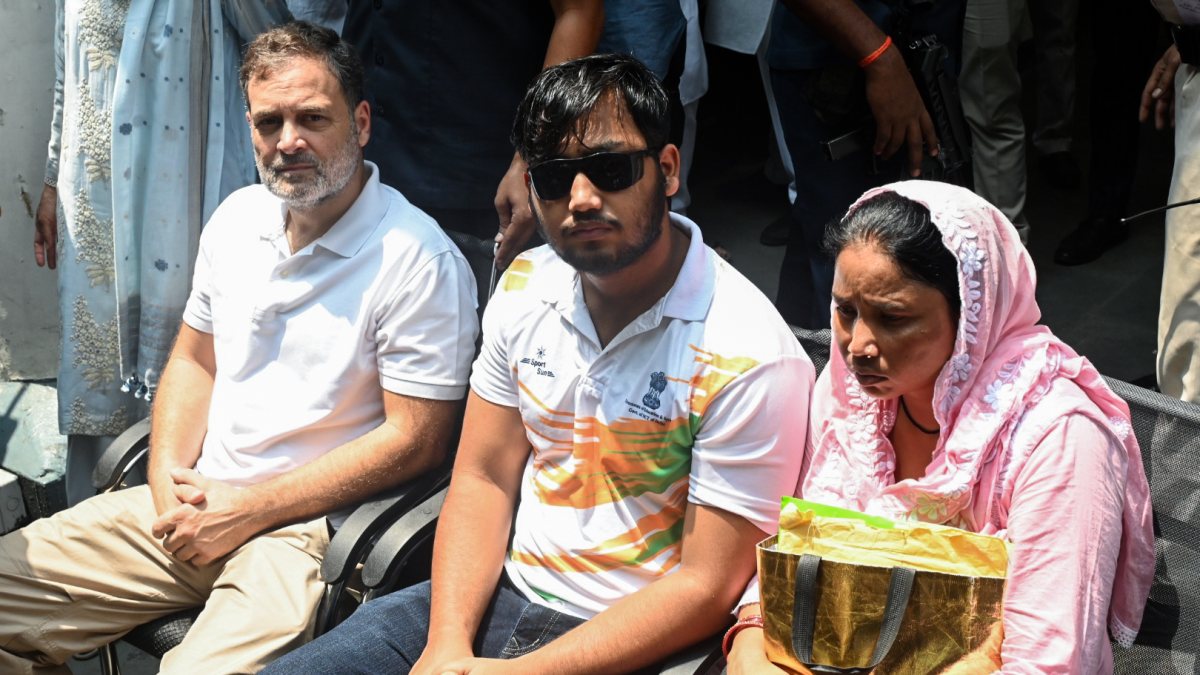 Rahul Gandhi with Sahil and mother outside DCP office over pellet gun case